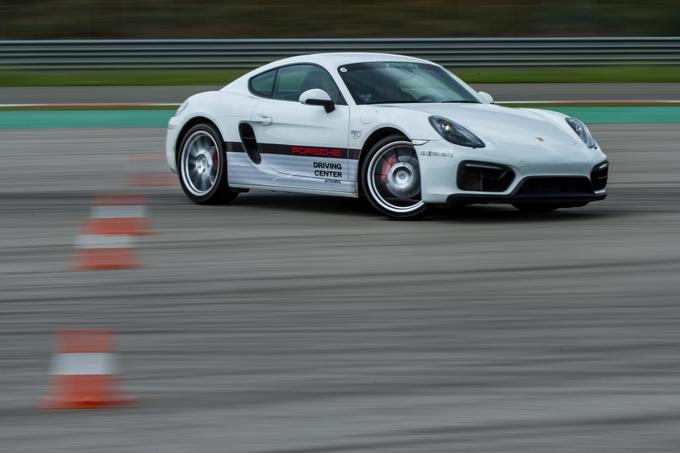 Vaje nadzora stabilnosti sem v okviru priprav na obračun z GT3 opravljal v manjšem, a zelo zabavnem caymanu s sredinsko nameščenim motorjem. | Foto: Porsche