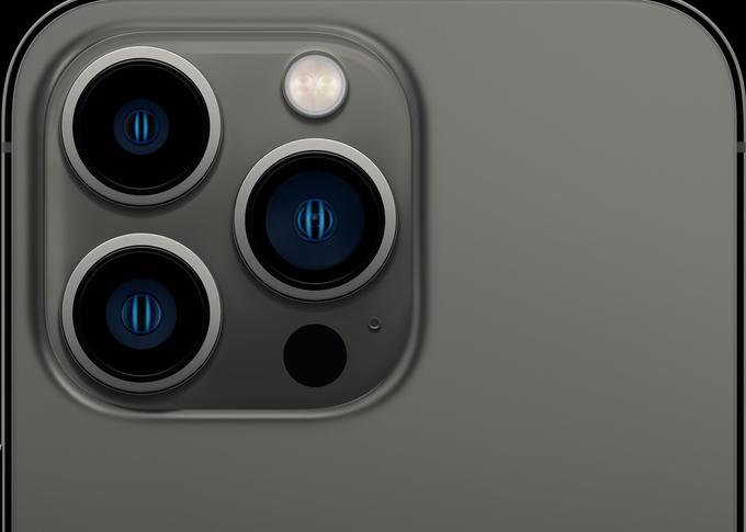 Sistem treh kamer je na iPhonu 13 Pro in iPhonu 13 Pro Max glede na lanska modela na videz nespremenjen, s tehničnega vidika pa je po navedbah Appla dobil nekaj konkretnih pospeškov. | Foto: Apple
