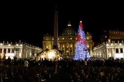 V Vatikanu prižgali lučke na božičnem drevesu #foto