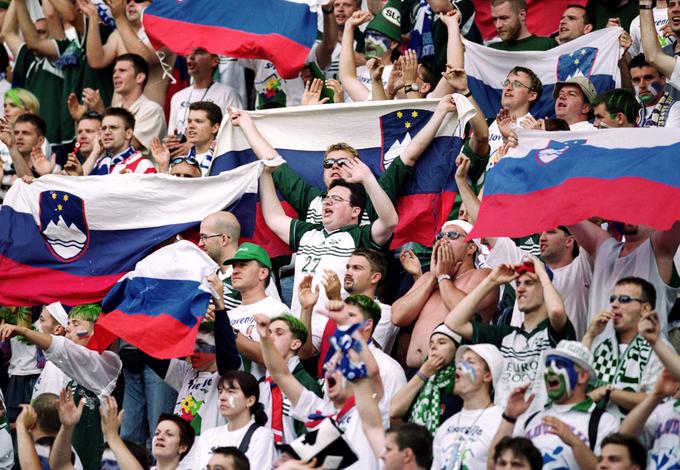 Slovenski nogometni navdušenci so prvič Slovenijo na evropskem prvenstvu spremljali leta 2000. Prizori so z zelo stresnega srečanja z ZR Jugoslavijo, ki se je v Charleroiju končal s 3:3. | Foto: Guliverimage/Getty Images