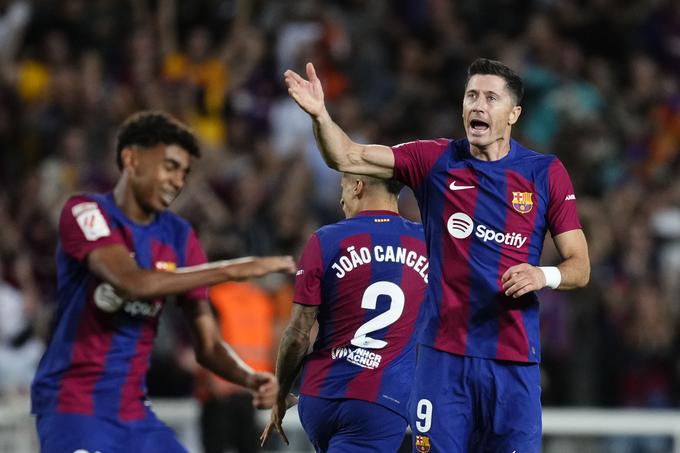 Najboljši strelec Barcelone Robert Lewandowski naj bi po zadnjih napovedih do derbija z Realom že odpravil zdravstvene težave. Podobno velja tudi za Pedrija. | Foto: Reuters