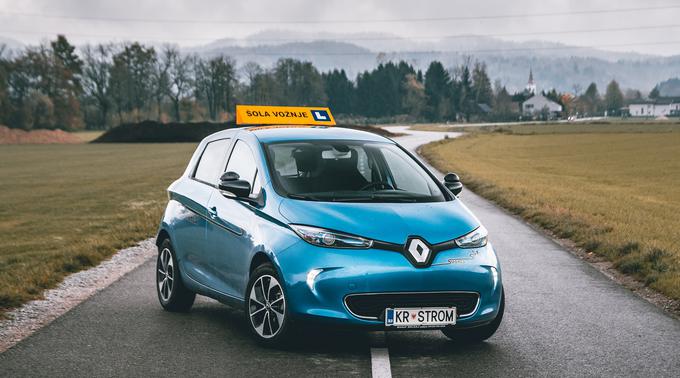 Renault zoe je del avtošole Šmarca, vendar voznik pri opravljanju izpita s tem avtomobilom pozneje lahko vozi izključno avtomobile s samodejnim menjalnikom. | Foto: Avtošola Šmarca