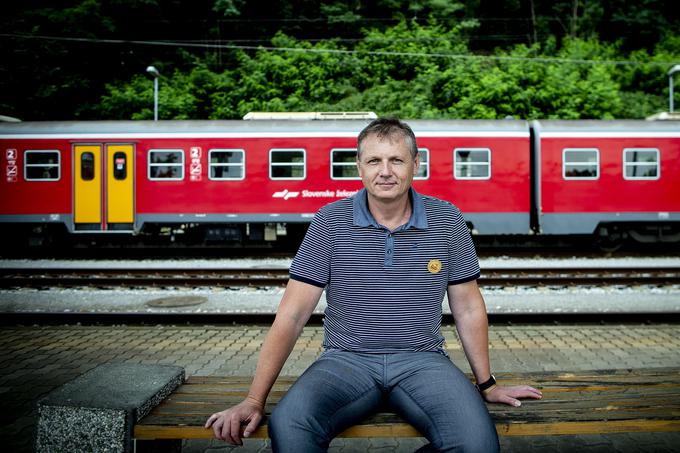 Franc Zemljič, v ozadju eden od dizelmotornih vlakov, ki vzdržuje povezave med Ormožem, mejno postajo Središče ob Dravi in hrvaškim Čakovcem, kar je na trasi izvirne proge proti Veliki Kan(j)iži na Madžarskem. | Foto: Ana Kovač