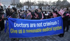 Južna Koreja: stavkajočim zdravnikom grozi zapor