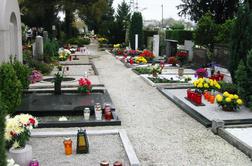 Šok v Črnomlju: Pogrebnik doma hranil trupla pokojnikov, pogrebi ob praznih žarah