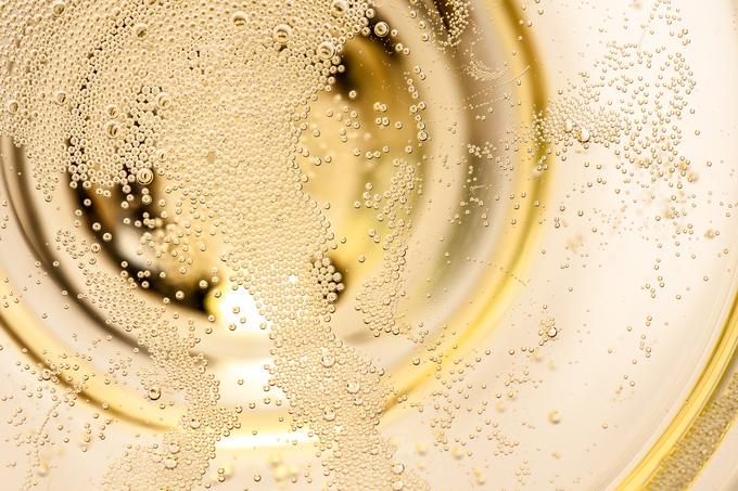 Čeprav sta si podobna po imenu, sta prosecco in prošek po slogu zelo različna: prvi je suho peneče vino, drugi pa sladko vino iz sušenega grozdja. | Foto: Getty Images