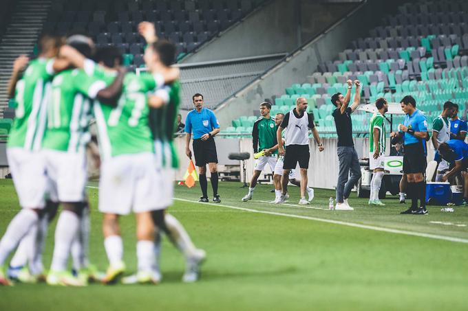Zeleno-beli so v prvenstveno sezono 2022/23, v kateri bi jih zadovoljil le naslov državnega prvaka, vstopili z zmago nad Muro (2:0). Trener Albert Riera in nogometaši so se jo zelo razveselili, saj so imeli zmaji pred tem zaradi pozne vrnitve iz Luksemburga zelo malo časa za pripravo na tekmeca iz Murske Sobote. | Foto: Sportida