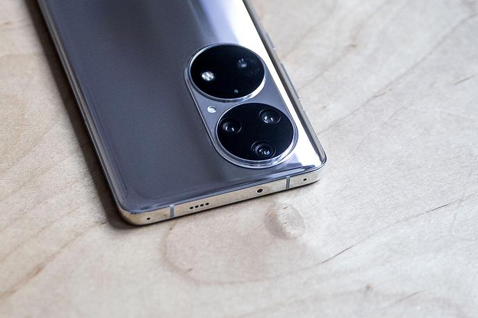 HUAWEI P50 Pro | Nova razporeditev kamer na zadnji strani je prepoznavna lastnost novega Huaweievega premijskega telefona. | Foto Ana Kovač