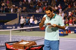 Federer po dvoboju pojedel kos torte, v polfinalu dvoboj sester Williams