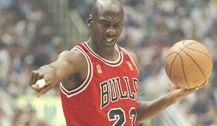 Košarkarski majici Jordana in Obame na dražbi prodani za rekordni vsoti