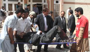 Samomorilski napadalec se je razstrelil z avtomobilom bombo: 24 mrtvih in okoli 30 ranjenih