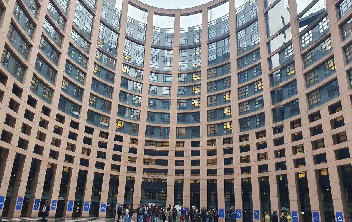 Evropski parlament, atrij | Evropski parlamentarci prejemajo dobrih 7.850 evrov neto plače, ki je lahko nato še predmet nacionalnih davčnih pravil. Vsekakor pa jih prehrana med plenarnimi zasedanji ne spravlja na beraško palico.  | Foto Stela Mihajlović