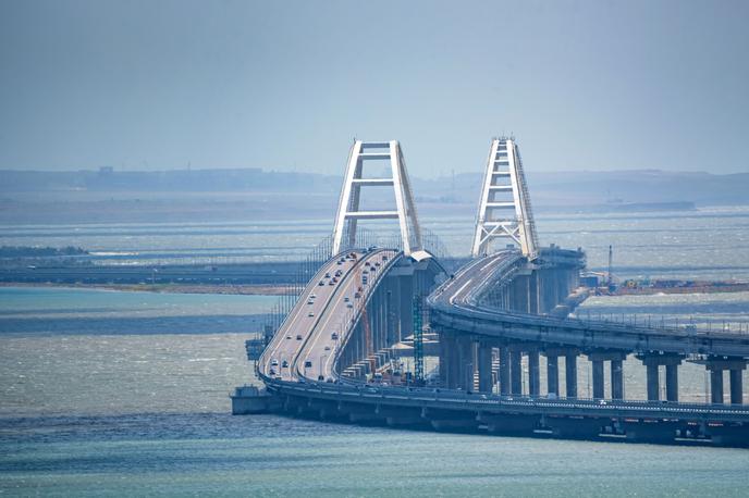 Krimski most, most na Krim | Krimski most, eden od simbolov ruske priključitve polotoka Krim. Rusija ga je začela graditi takoj po zasedbi ukrajinske regije, postal pa je pomembna cestna in železniška povezava Krima z ozemljem Rusije, natančneje z regijo Krasnodar. | Foto Shutterstock