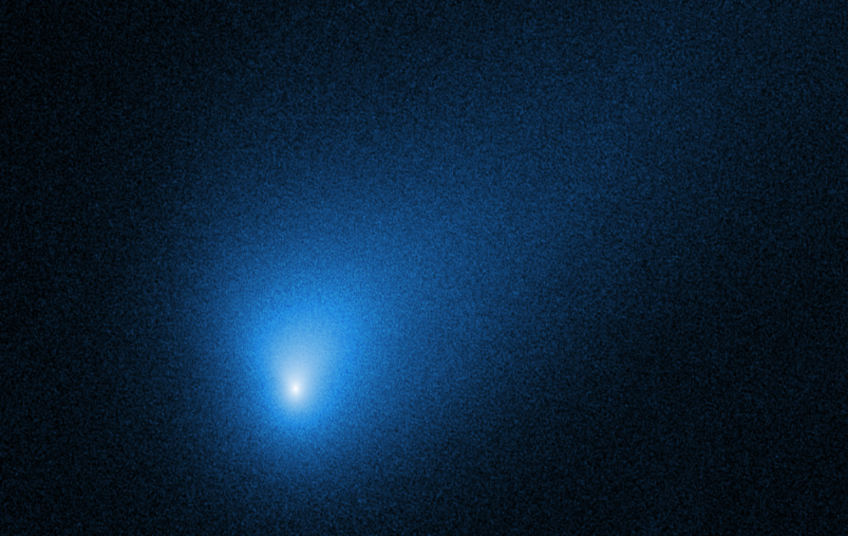 Vesolje | Komet je sestavljen iz ledu in prahu z zelenkasto avro, njegov premer pa je ocenjen na približno en kilometer, je po poročanju AFP pojasnil Nicolas Biver, astrofizik v pariškem observatoriju. | Foto Wikimedia Commons