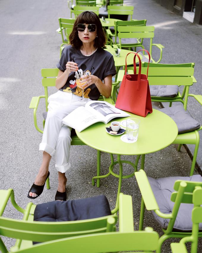 Majica (moška) S.Oliver,  hlače Replay, natikači Hugo Boss, torbica Ted Baker, Optotim, sončna očala Dior
 | Foto: 