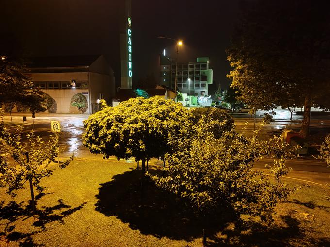 Nočni način v fotografijo preveč "vžge" belo barvo. | Foto: Matic Tomšič