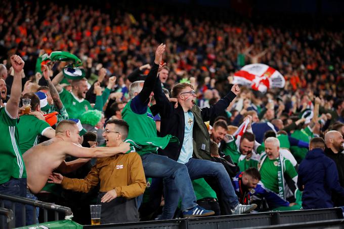 Navijači Severne Irske so nazadnje spremljali svoje ljubljence na velikem tekmovanju pred sedmimi leti na Euru v Franciji. Tistega leta so tudi zadnjič premagali Slovenijo. | Foto: Reuters