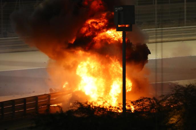 nesreča VN Bahrajna | Dirkalnik Francoza je po trku zagorel. | Foto Reuters