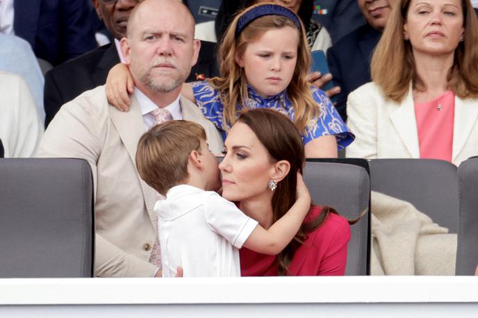 princ Louis | Ne le Kate Middleton, polne roke dela z razposajenimi otroki je imel tudi Mike Tindall (na fotografiji zadaj), mož najstarejše kraljičine vnukinje. | Foto Reuters