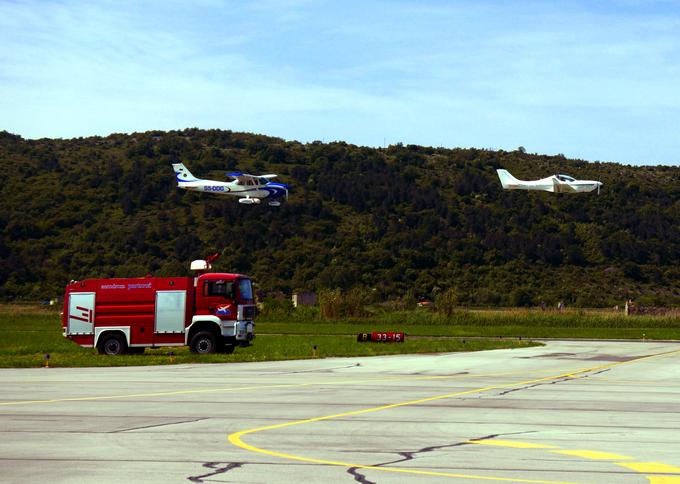 Lenarčičev zadnji nizek prelet portoroškega letališča v spremstvu še dveh letal. | Foto: 