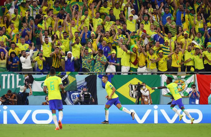 Brazilija je na tem SP dvakrat premagala tekmeca iz Evrope. Srbijo z 2:0, Švico pa z 1:0. Na tej tekmi je zmagovalca odločil Casemiro, dolgoletni soigralec Luke Modrića pri Realu. | Foto: Reuters