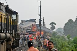V hudi železniški nesreči umrlo najmanj 13 ljudi, več deset je bilo ranjenih #video