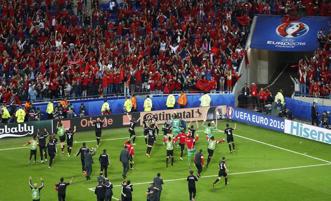 Veselje nogometašev in navijačev Albanije po zgodovinski zmagi na Euru 2016 v Franciji. | Foto: Reuters