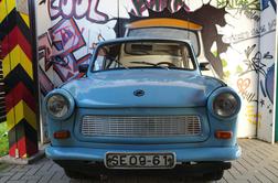 Berlinski zid: na eni strani volkswagen hrošč, na drugi trabant