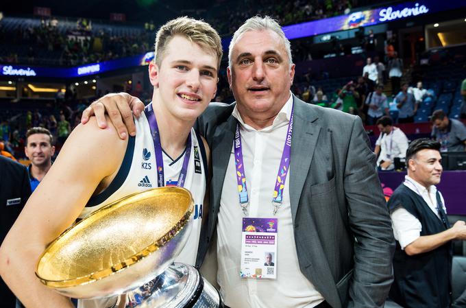 Luka in Saša Dončić, ko se je Luka veselil naslova evropskih prvakov leta 2017. | Foto: Sportida