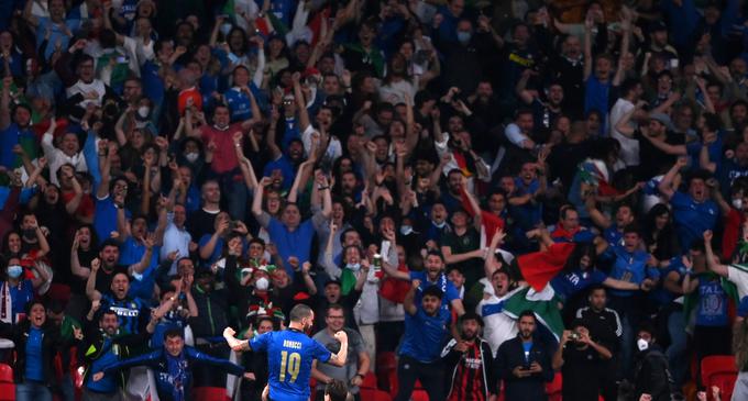 Azzurri, to je dolgoletni vzdevek italijanske nogometne reprezentance (modri), so poleti obnoreli nogometno Evropo. Pod vodstvom Roberta Mancinija so s pomočjo rekordnega niza neporaženosti (kar 37 tekem) so postali evropski prvaki, v dramatičnem finalu na Wembleyju po strelih z bele točke premagali Anglijo in postali zmagovalci tekmovanja, ki je prvič v zgodovini potekalo kar v 11 državah. Zahodni slovenski sosedi so bili bistveno manj uspešni v kvalifikacijah za SP 2022, kjer jih čaka marca 2022 zahtevno delo v play-offu, najverjetneje proti še kako motivirani Portugalski. | Foto: Reuters