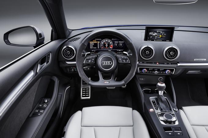 Vozniški romantiki se bodo razveselili prav posebnega sklopa merilnikov RS-zaslona: štoparice, indikatorja tlaka prisilnega polnjenja (turbina), merilnika temperature olja, merilnika G-sile pospeškov in pojemkov ter prikazovalnika gibanja navora. | Foto: Audi