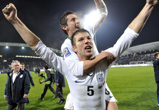 Tako sta se pred skoraj natanko desetimi leti preboja na SP 2010 po zlata vredni zmagi nad Rusijo v Mariboru veselila velika prijatelja Robert Koren in Boštjan Cesar. | Foto: Reuters
