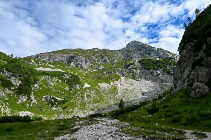 Dolinica Jezerce in nad njo Mali Draški vrh | Foto: Matej Podgoršek