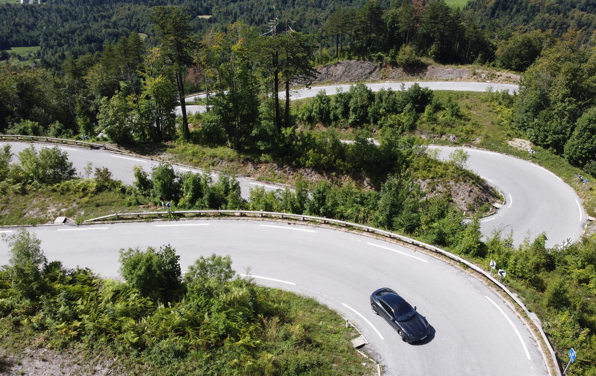 Porsche taycan | Zavita cesta in odličen avtomobil. Tudi letos je za nami mnogo privlačnih kilometrov. | Foto Gregor Pavšič
