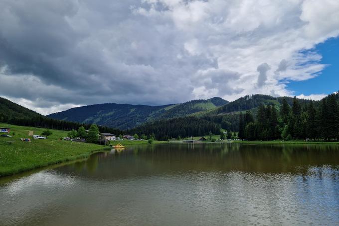 Jezero Teichalm in v ozadju Hochlantsch (vrh je na levi strani). | Foto: Matej Podgoršek