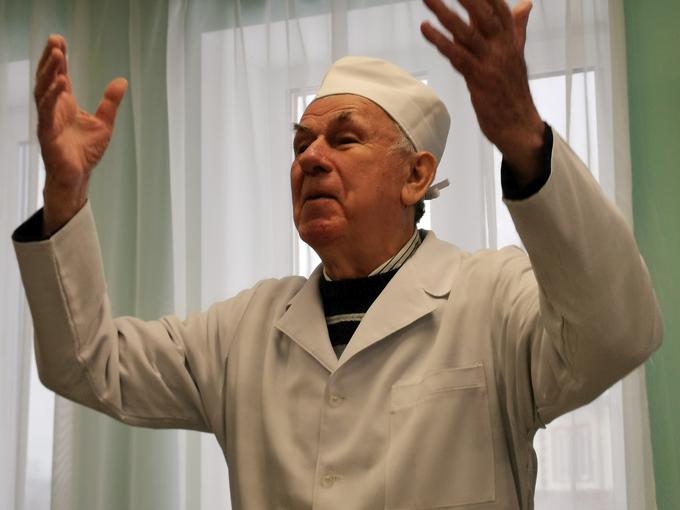 Čeprav je Georgij Čužek star 86 let, še vedno aktivno deluje kot zdravnik v Anatevki. | Foto: Srdjan Cvjetović