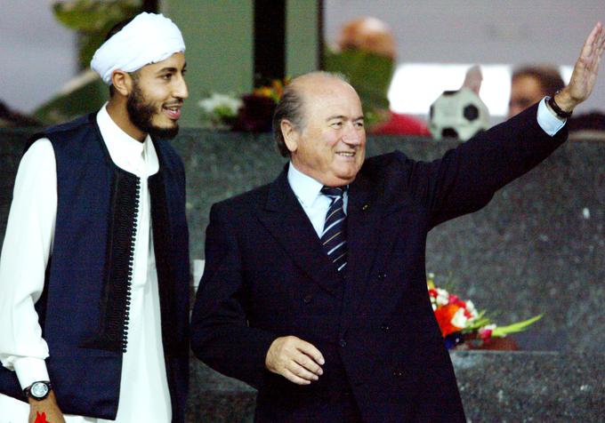 V družbi takratnega predsednika Fife, ki ga je pozneje odnesla korupcija, Seppa Blatterja. | Foto: Reuters