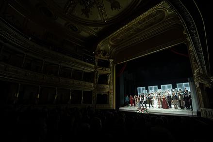 Nesreča v ljubljanski operi: kulisa padla na dve pevki in ju poškodovala