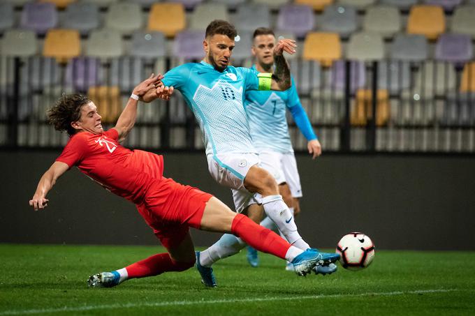 Kapetan mlade slovenske reprezentance je Jan Mlakar. | Foto: Blaž Weindorfer/Sportida