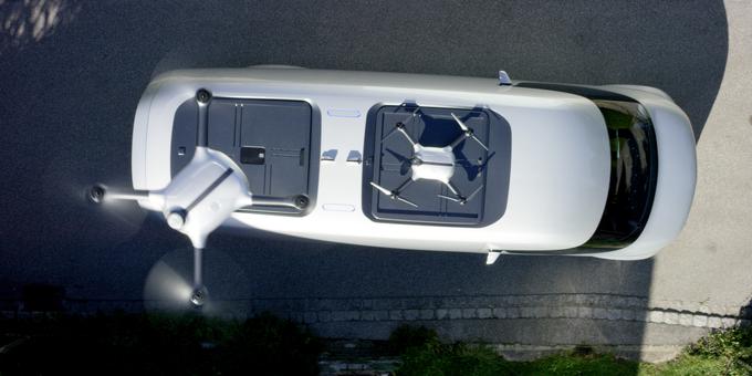 V strnjenih naseljih, zaparkiranih intervencijskih in dostavnih poti ter drugih urbanih ovir se dostava lahko izvrši s pomočjo dronov po zraku. | Foto: Mercedes-Benz