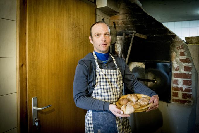 Miha ob četrtkih peče ekološki kruh, ki ga tudi dostavlja po okolici. | Foto: Ana Kovač
