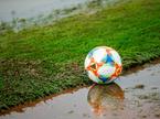 Nogometna žoga dež