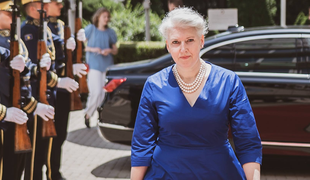 Slovenska veleposlanica v Prištini obtožena mobinga, Fajonova že opravila pogovor