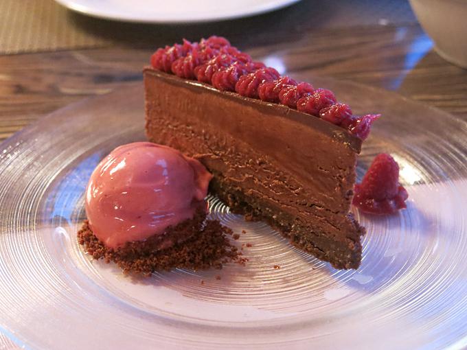... in čokoladna torta | Foto: Miha First