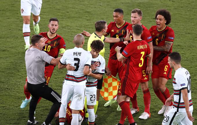 Na igrišču so se večkrat razvnele strasti, najbolj po ostrem prekršku Pepeja, ko je prejel rumeni karton. | Foto: Reuters