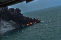 Katastrofa na ladji: požar in še eksplozije, zagorela kozmetika in kemikalije #video #foto