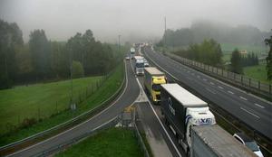 Zahtevek AMZS glede odvoza tovornih vozil z avtocest zavržen