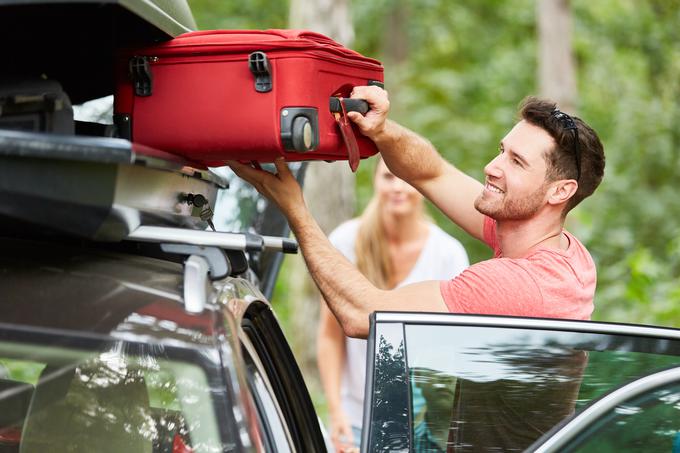 Uporaba strešnega kovčka je najustreznejša rešitev za prevoz prtljage na strehi. Pri tem bodite pozorni, da je prtljaga v strešnem kovčku dobro pritrjena, da preprečite premikanje predmetov po njem.  | Foto: Shutterstock