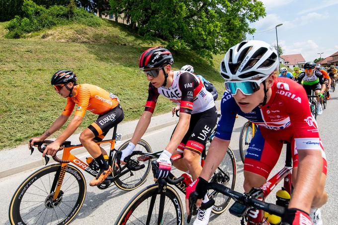 Gal Glivar na 1. etapi v družbi zmagovalca francoskega Toura Tadeja Pogačarja.  | Foto: Vid Ponikvar