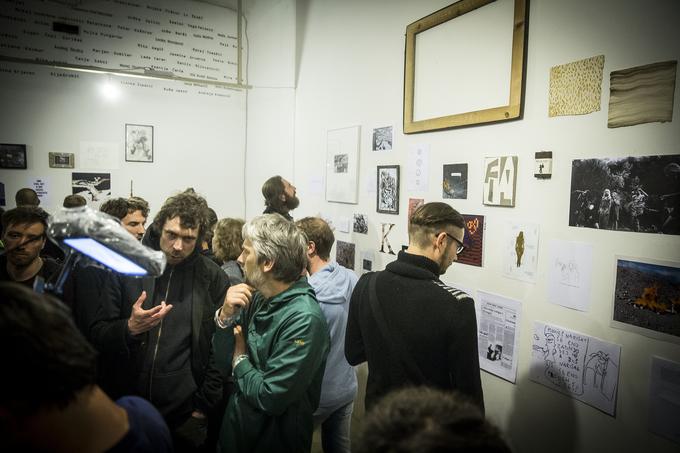 Velik pa ni le nabor umetniških del na razstavi, njeno odprtje je pospremilo tudi številno občinstvo. | Foto: 